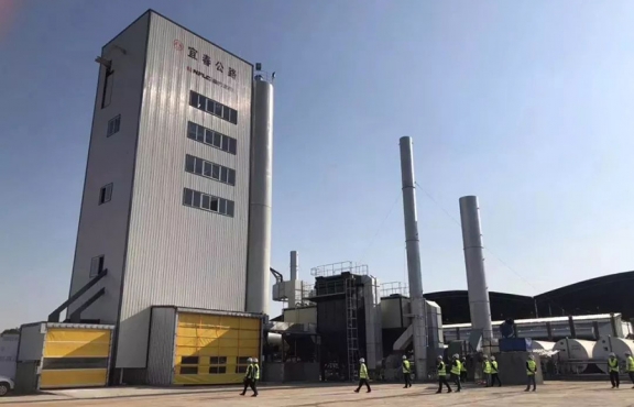 2018年10月12日，來(lái)自全國(guó)各地的筑養(yǎng)路行業(yè)專(zhuān)家、高?？蒲袑W(xué)者等150余人，蒞臨豐城綜合養(yǎng)護(hù)中心，現(xiàn)場(chǎng)觀摩全環(huán)保瀝青攪拌設(shè)備及各類(lèi)環(huán)保裝置。