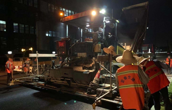 爭(zhēng)分奪秒，挑燈夜戰(zhàn)趕工期